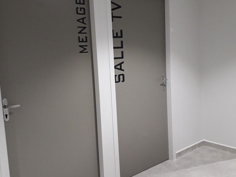 signaletique-interieure-porte-inscription